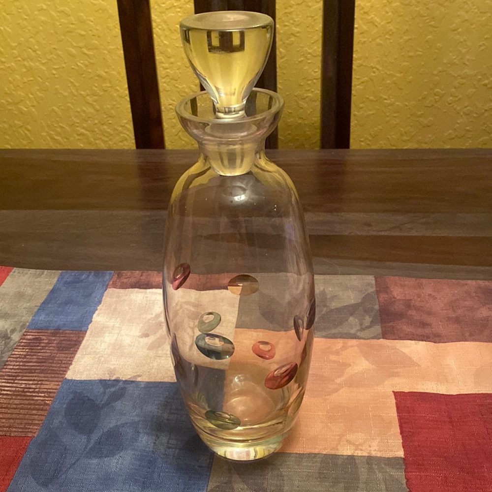 Wine decanter with multi color accents